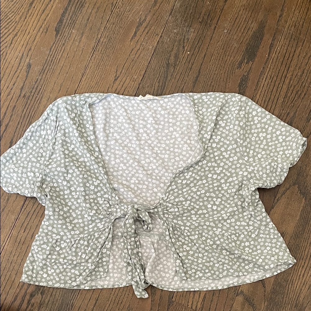 La Hearts Floral Tie-Front Blouse - Light Green